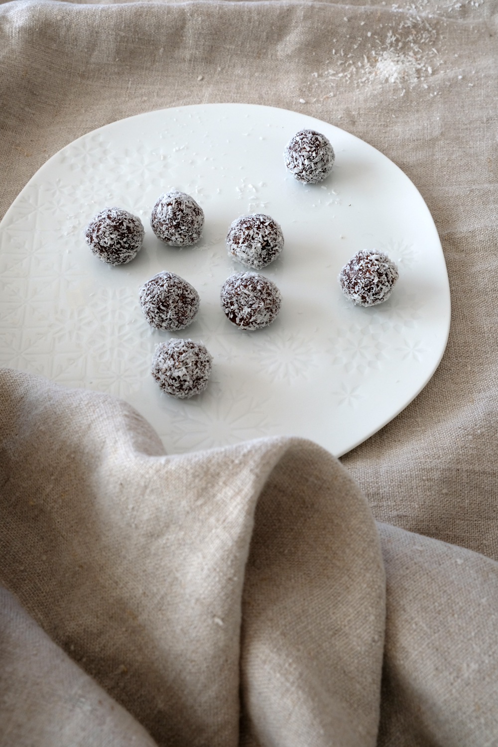 zuckerfreie Energiekugeln mit Datteln, Nüssen und Kokos | Energyballs